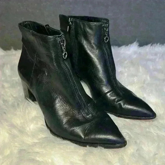 SOLE SOCIETY Soft Black Leather Pointed Toe w Zipper Med Heel Ankle Boot Size 7M - Picture 2 of 11
